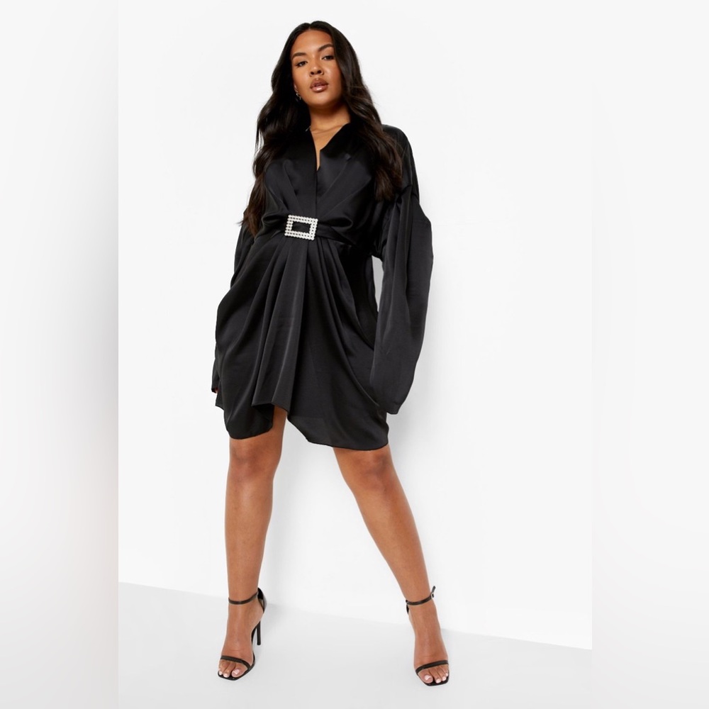 BLACK BOOHOO PLUS PLUNGE BUCKLE DRESS